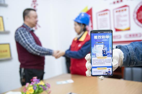 新疆乌鲁木齐供电公司党员服务队员为企业推广“网上国网”APP能效账单服务。王晋魁