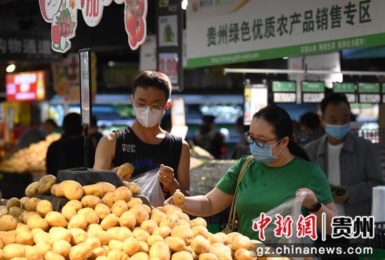 9月2日，市民在贵阳市南明区惠民生鲜合力超市南浦路店选购土豆等生活物资。