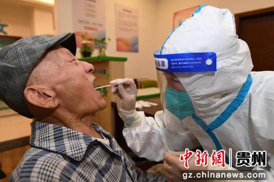 9月3日，医护人员在贵阳市南明区油榨街道晚霞彩带老年人日间照料中心为老年人进行核酸采样。