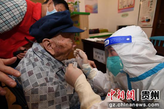 9月3日，医护人员在贵阳市南明区油榨街道晚霞彩带老年人日间照料中心为老年人进行核酸采样。