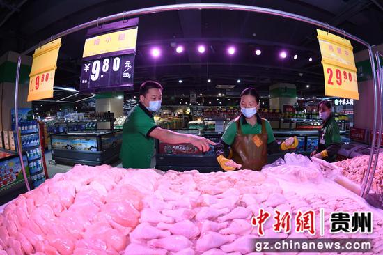 9月3日，贵阳市南明区惠民生鲜合力超市南浦路店的工作人员正在生食区摆放冻品。