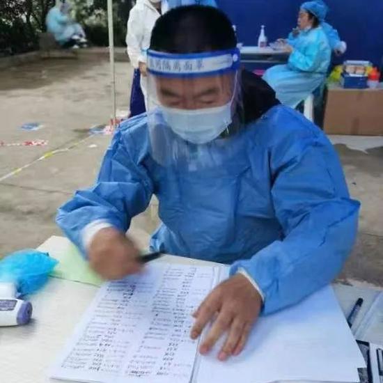 9月3日，民盟贵州省委办公室主任李良军被经开区珠江社区征用为志愿者，参与抗疫工作。