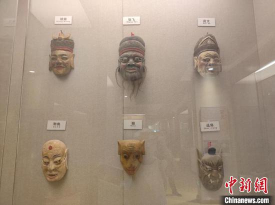 图为福泉阳戏文化馆展示的古老木雕面具。　刘美伶 摄