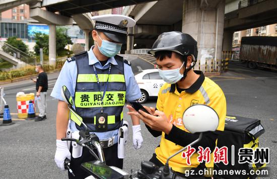 9月4日，贵阳市公安交通管理局南明区分局民警对花果园片区实施交通管控。