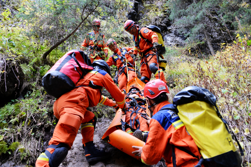 新疆消防開展全方位、全要素山岳救援實戰拉動訓練