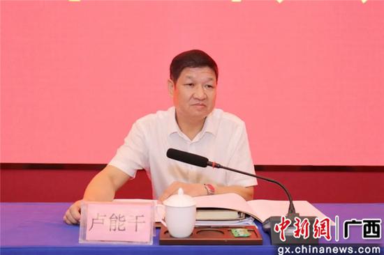 自治区党委统战部副部长、自治区工商联党组书记卢能干讲话。