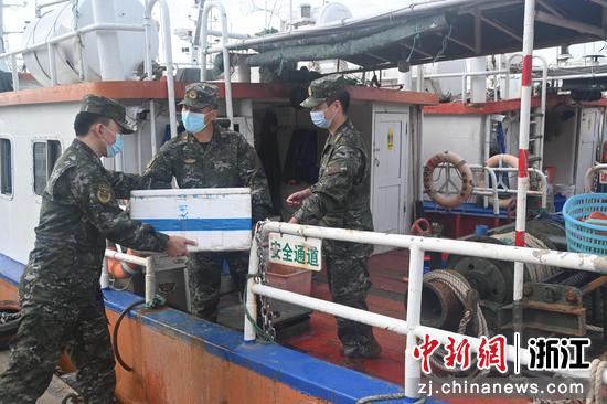 执法人员帮助船民搬运物资。 浙江海警局 供图