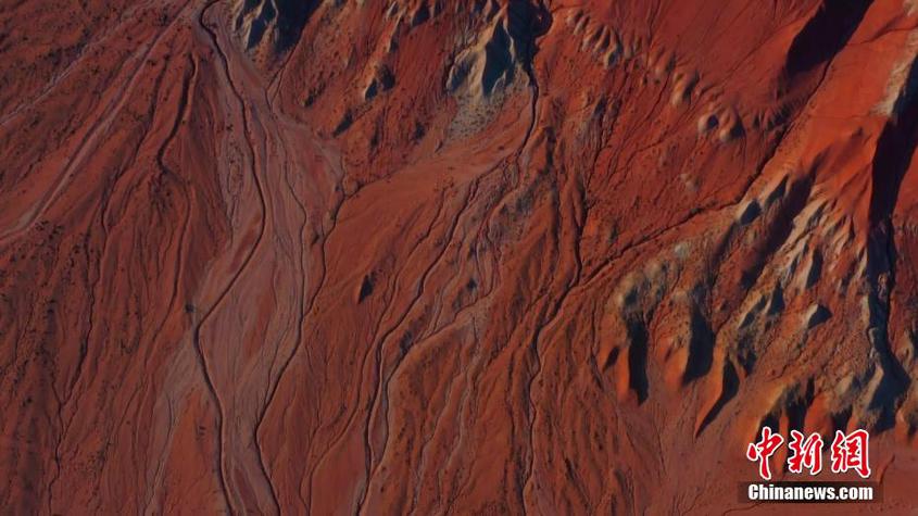 9月初，位于新疆阿勒泰地區福?？h的吉拉大峽谷，在陽光照耀下，猶如大地上的立體彩繪。吉拉大峽谷位于古爾班通古特沙漠腹地，長約120公里，南北寬約3公里，峽谷巖體以砂礫巖構成，為侏羅紀至白堊紀時代的古海地質沉積，經長期風蝕水切，造就了如今溝壑密布、陡崖林立的雅丹與丹霞地質生態。?；?攝
