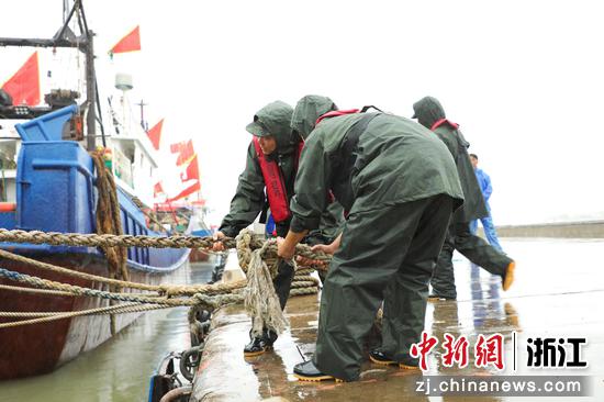 执法人员帮助船民加固缆绳。 浙江海警局 供图