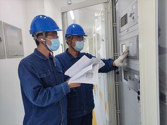 8月27日，国网新疆超高压分公司员工在750千伏青格达变电站开展保护装置验收工作。王伟亮 摄