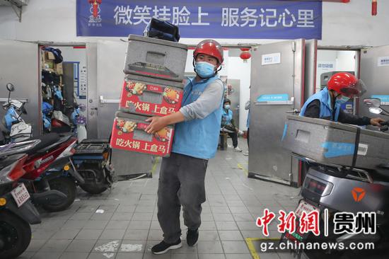 9月5日，贵阳市花溪区盒马鲜生门店配送员在搬运线上订单货物。 瞿宏伦 摄