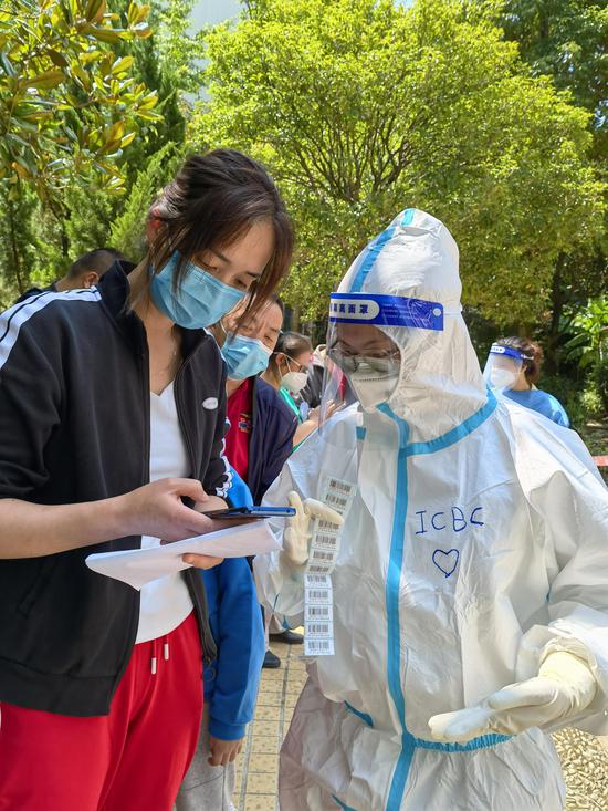 工行贵州贵阳分行员工积极响应社区志愿服务号召，70余人自发参与到社区核酸检测等工作中，为社区防疫增添一抹温暖的工行红。