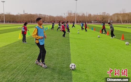 2021年，新疆兵团4所学校获“全国青少年校园足球特色学校”， 五十三团第一小学名列其中。(资料图) 晏茹雪 　摄