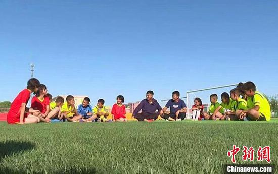 目前，该校已有163名学生选择足球训练班。　晏茹雪 　摄