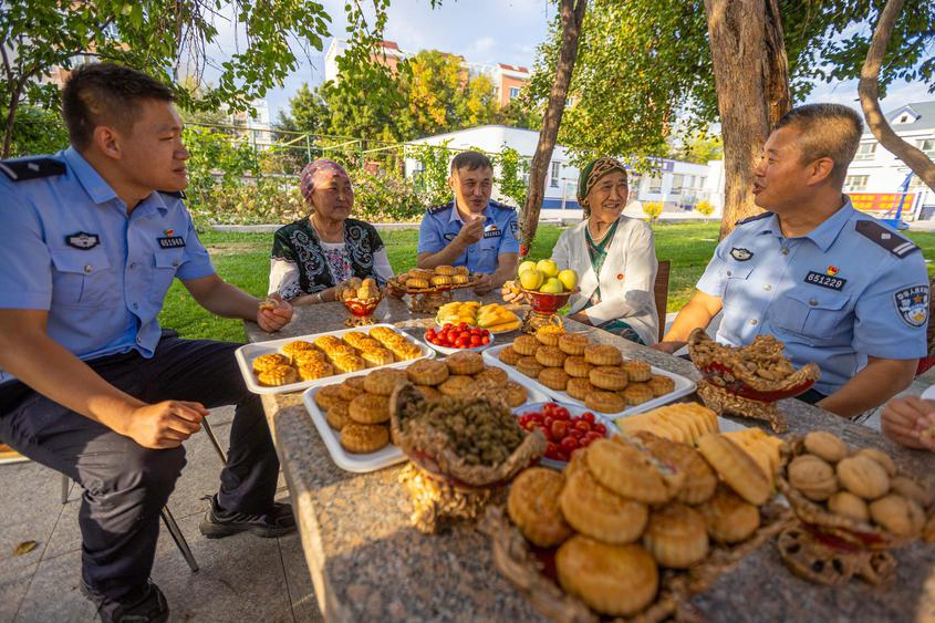 新疆博州：中秋佳節 警民同做團結月餅