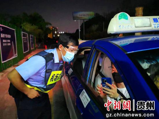贵州省公安厅200余名警力下沉贵阳一线增援疫情防控