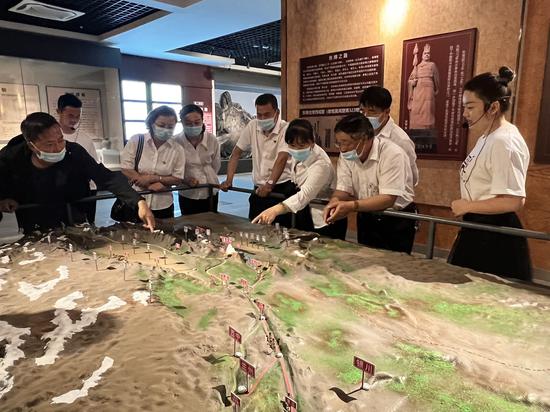 市民参观博物馆,相互讨论古时地图分布 马艺佳摄