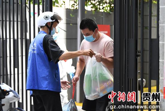 9月8日，配送员在贵阳市南明辖区内配送生活物资。