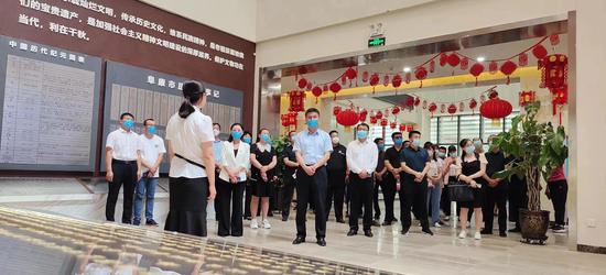 阜康市部分企事业单位人员参观阜康市博物馆 马艺佳摄
