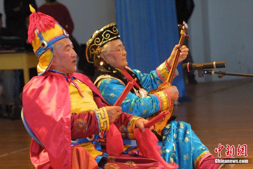 蒙古族民間藝人表演《江格爾》說唱。劉新 攝