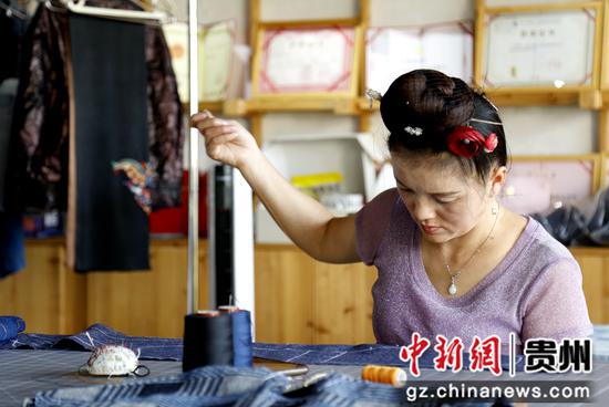 2022年9月8日，贵州省施秉县舞水云台旅游商品开发有限公司苗族绣娘在刺绣。