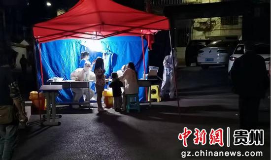 织金县政务服务中心党员干部参与社区疫情防控志愿服务工作