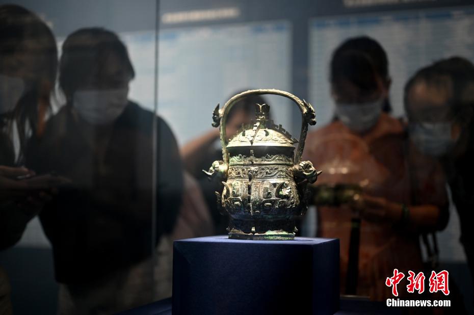 图为市民围观宝鸡青铜器博物馆藏的青铜器文物伯各卣。 俞靖 摄