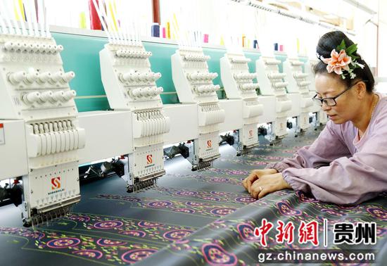 2022年9月8日，贵州榜香郁苗绣服饰开发有限公司（施秉）总部车间内，一位苗族绣娘正在操控机绣。