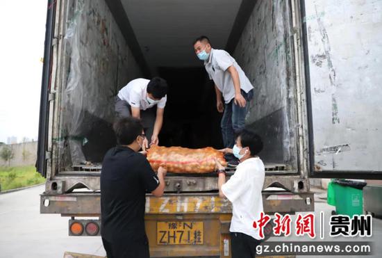 贵阳高新区：战“疫”保产 20吨蔬菜打包配送到企业