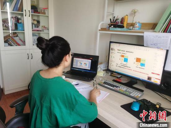 贵阳市第三十四中学的秦丽亚为网课备课中。　受访者供图