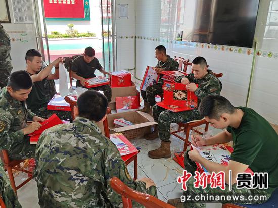武警黔西南支队开展“军营月团寄乡思”活动。