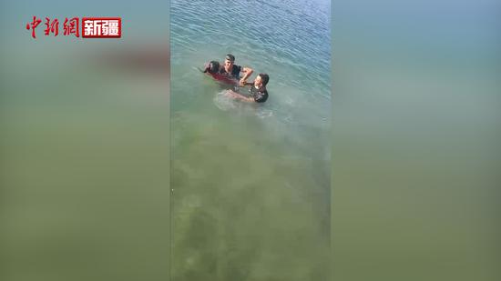 新疆乌什：女子不慎落水 民警跳水救人 