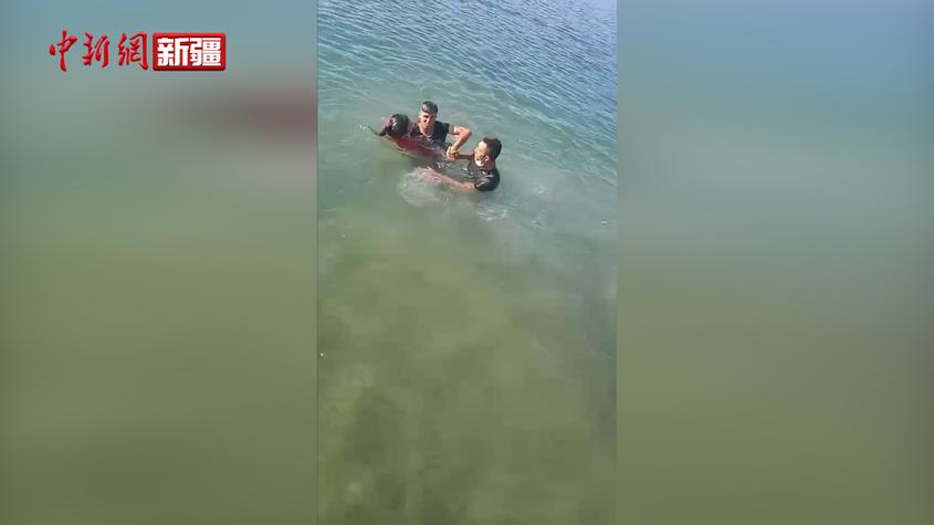 新疆乌什：女子不慎落水 民警跳水救人 ?