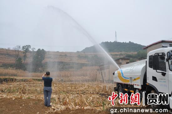贵州清镇：高压水车来到田间降下“及时雨”