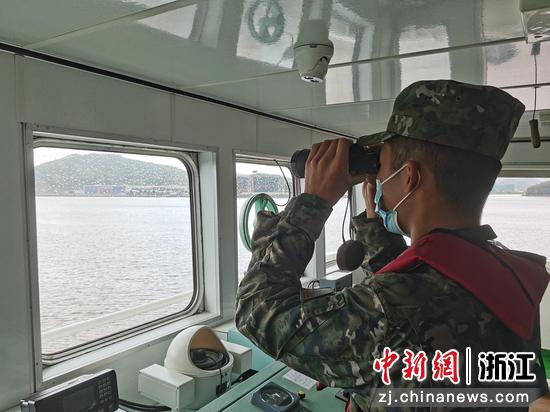 执法员在海上执勤。浙江海警局供图