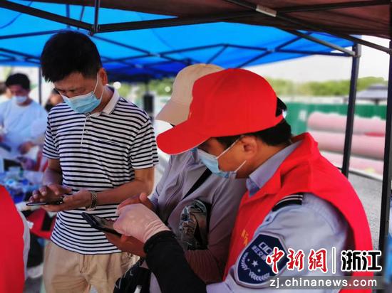 浙江嘉兴高速“红船”志愿者在观潮节开展志愿服务。徐可璐 供图