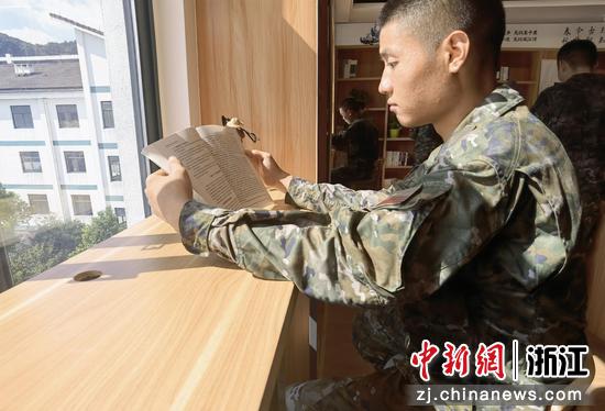 武警官兵阅读“充电”。苏俊玮 摄