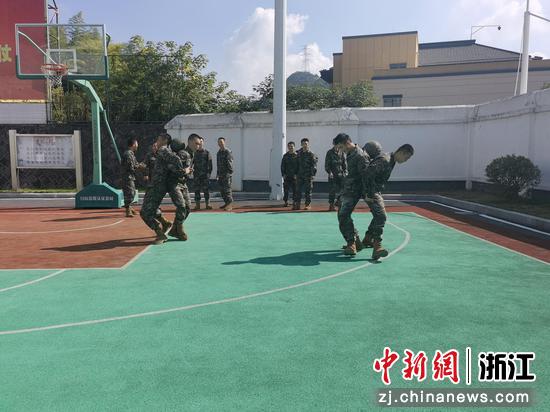 武警官兵一起玩“两人夹球跑”游戏。周日豪 摄
