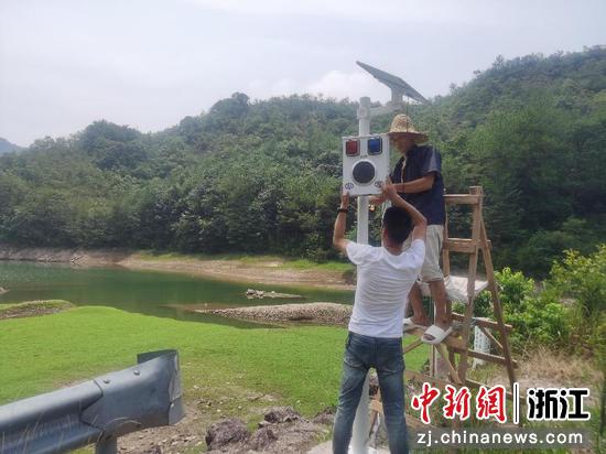 三渡溪水库安排工人安装太阳能红外线感应器 楼庆华 供图