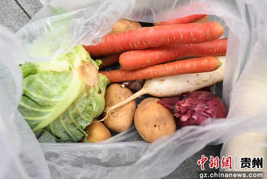 9月13日，贵阳市南明区新华辖区居民领取的爱心蔬菜。