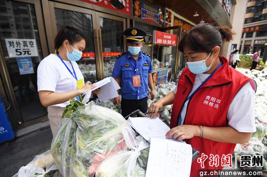 9月13日，贵阳市南明区新华路街道的网格员、志愿者正在核对生活物资保供及人员数据。