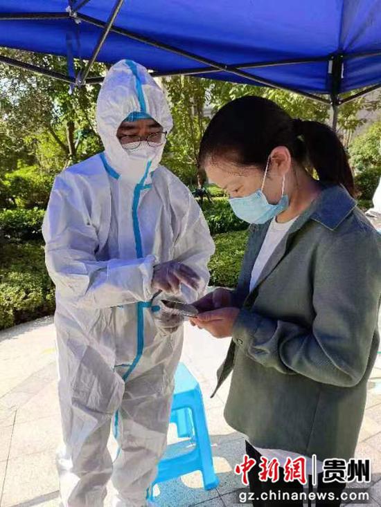 贵州省妇联机关10余名党员干部和2000余名巾帼志愿者都积极主动参与到了社区组建的疫情防控志愿者队伍。