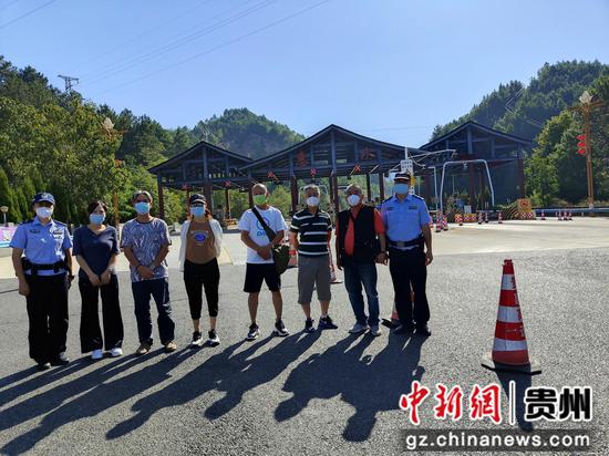 黔南警方落实防疫要求 助力游客顺利离开