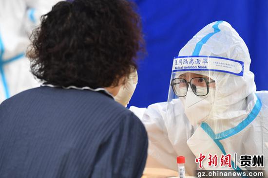 9月15日，医护人员在贵阳市南明区一核酸采样点为辖区居民进行核酸采样。