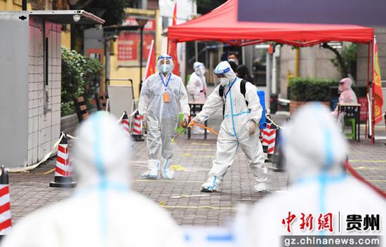 9月15日，在贵阳市南明区一核酸采样点，防疫人员正在对核酸采样区域进行消杀。