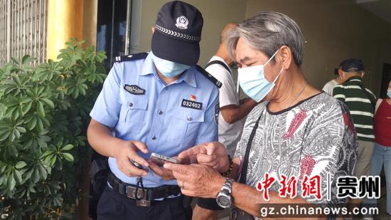黔南警方落实防疫要求 助力游客顺利离开