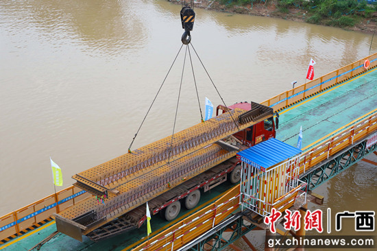 波形钢腹板吊装过程 曹传奇 摄