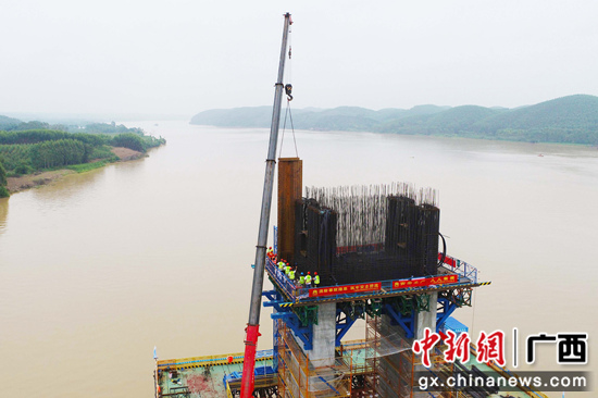 首块波形钢腹板安装过程 曹传奇 摄