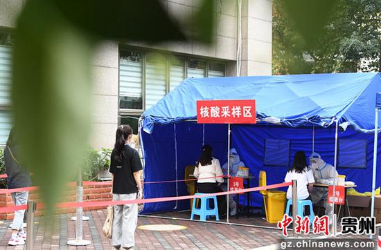 9月15日，在贵阳市南明区一核酸采样点，辖区居民有序进行测温、扫码、核酸采样。