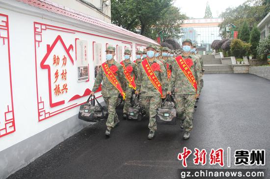贵州纳雍县100余名新兵启程进军营